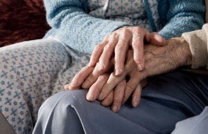 elderly-couple-holding-hands-pic-getty-images-299128103